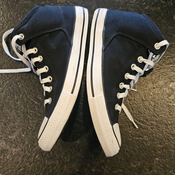 Chuck Taylor hightop Converse shoes - Picture 8 of 16